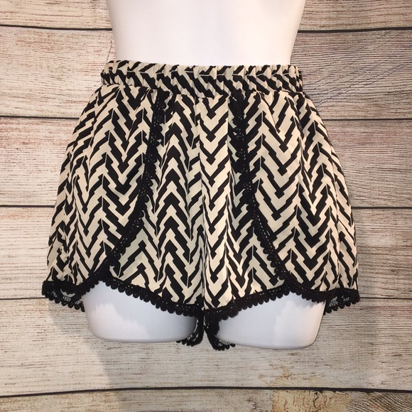 Love Culture Black Chevron Shorts - Picture 3 of 11